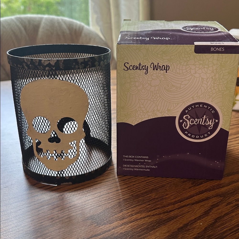 Scentsy Black and White Skull Wrap